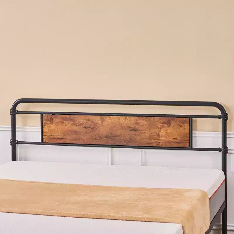 Telaio per letto a piattaforma in metallo Full/Queen con testiera in legno, doghe in acciaio resistente, nessun materasso a molle necessario, marrone