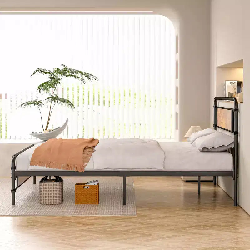 Telaio per letto a piattaforma in metallo Full/Queen con testiera in legno, doghe in acciaio resistente, nessun materasso a molle necessario, marrone