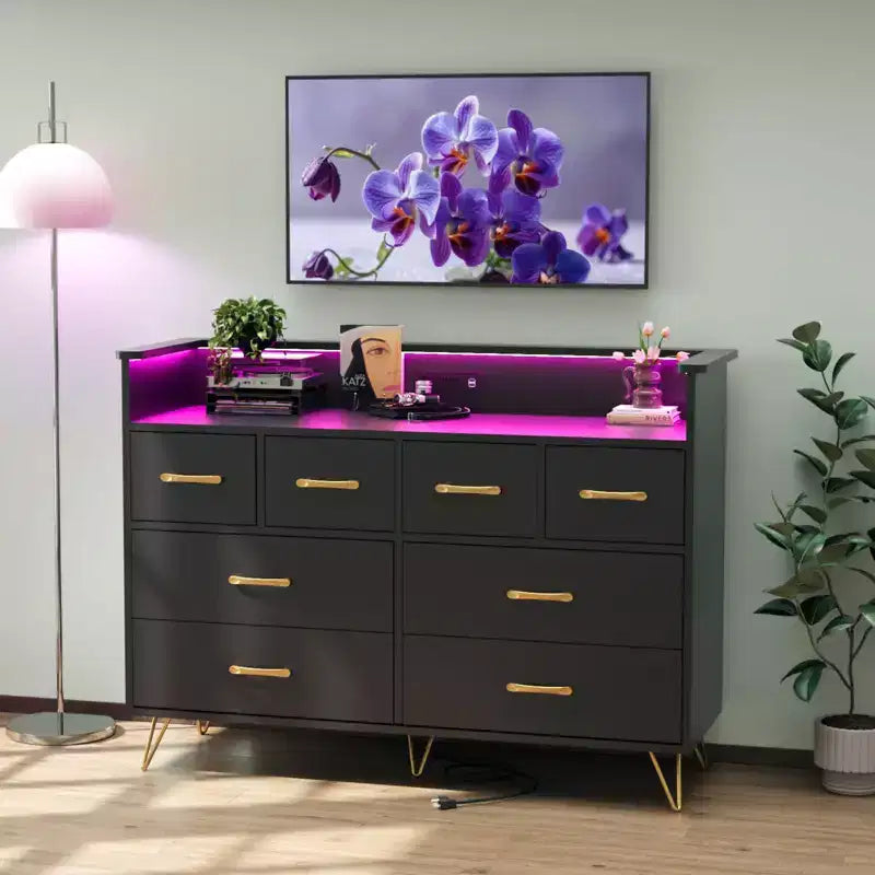 Comò con Presa di Corrente, Comò in Legno a 8 Cassetti per Camera da Letto, Cassettiera Moderna con Maniglie Dorate e Spazio di Archiviazione Aperto per Armadio, Ingresso
