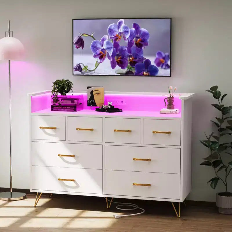 Comò con Presa di Corrente, Comò in Legno a 8 Cassetti per Camera da Letto, Cassettiera Moderna con Maniglie Dorate e Spazio di Archiviazione Aperto per Armadio, Ingresso