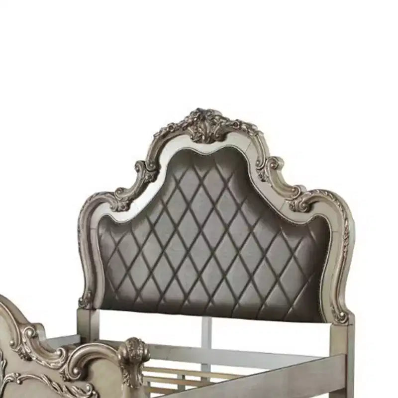 Letto a due piazze in similpelle 92" Queen, decorazioni a volute capitonné, bianco osso vintage