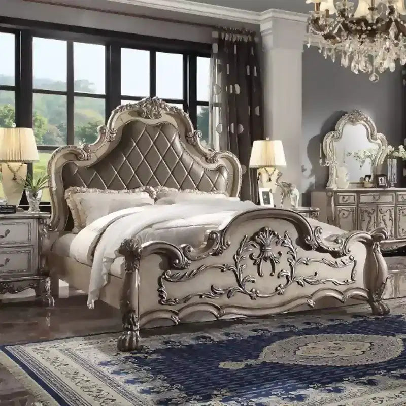 Letto a due piazze in similpelle 92" Queen, decorazioni a volute capitonné, bianco osso vintage